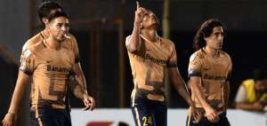 El delantero Luis Qui&ntilde;ones levanta su mano derecha apuntando al cielo como muestra de agradecimiento por su gol marcado a Olimpia.