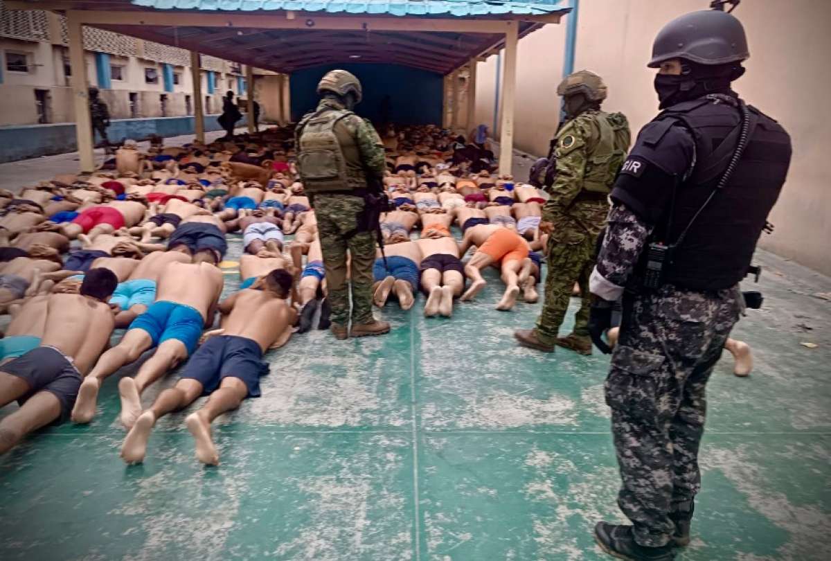 Las Fuerzas Armadas y la Policía realizan una intervención en la Penitenciaría del Litoral, en Guayaquil. 