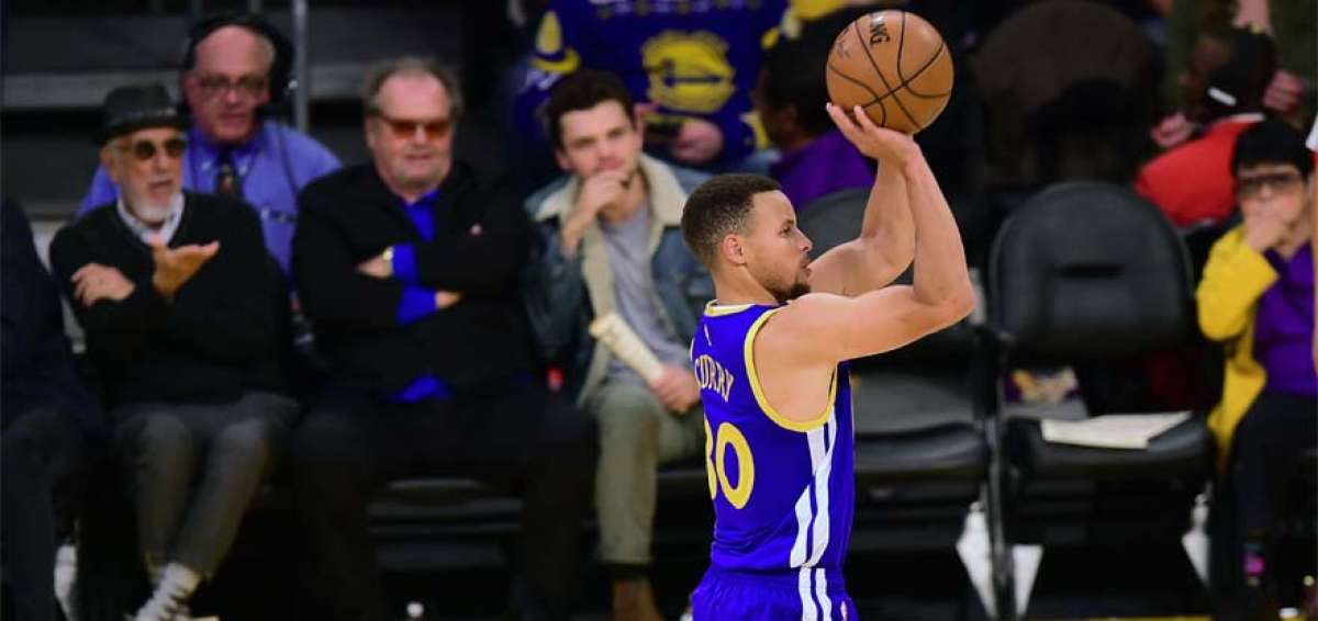 	M&aacute;s conocido como Baby-Faced Assassin, Stephen Curry naci&oacute; el 14 de marzo de 1988 en Akron, Ohio. Es hijo del exbasquetbolista Dell y hermano de Seth, tambi&eacute;n profesional. Su carrera la hizo en Golden State Warriors.