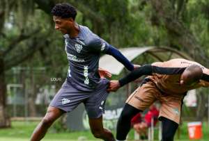 Jefferson Arce (izq.) controla el balón durante un entrenamiento en Pomasqui