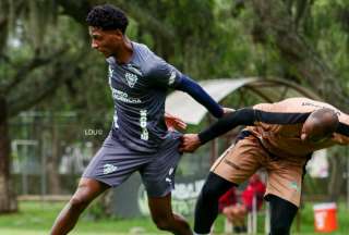 Jefferson Arce (izq.) controla el balón durante un entrenamiento en Pomasqui