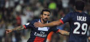 Ezequiel Lavezzi (izq.) festeja un gol con Lucas (29) durante un partido de la liga francesa con el PSG.