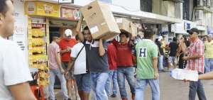 En las que fueron las instalaciones del hotel Humboldt ahora funcionan locales de venta de lavadoras, refrigeradores, microondas, acondicionadores de aire. Todos requieren los servicios de un enganchador para atraer clientes.