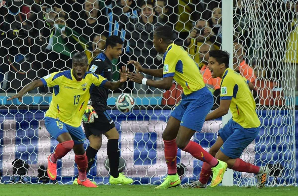 &Eacute;nner Valencia (13) celebra el tercer gol del cotejo. Frickson Erazo (c) y Christian Noboa acompa&ntilde;an el festejo. Foto: Archivo / El Tel&eacute;grafo.