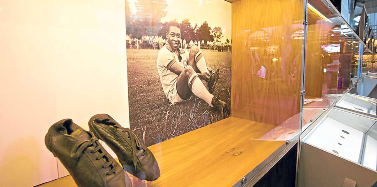 En el museo se muestran los zapatos que utiliz&oacute; Pel&eacute; en el Mundial de Suecia 1958, que lo gan&oacute; Brasil. Foto: Cortes&iacute;a