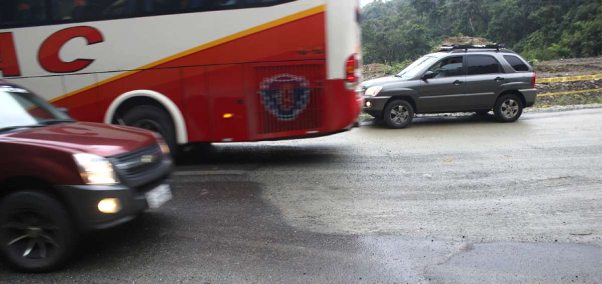 Luego de que la corriente se llevara la calzada en marzo de 2017, el tramo fue recuperado para la circulaci&oacute;n, pero los trabajos no finalizan hasta hoy