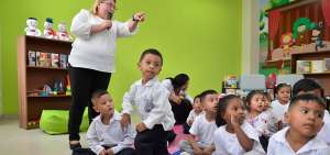 Los ni&ntilde;os de la Unidad Educativa Intercultural Rumi&ntilde;ahui cuentan con &aacute;reas l&uacute;dicas en las que pueden interactuar con los maestros.