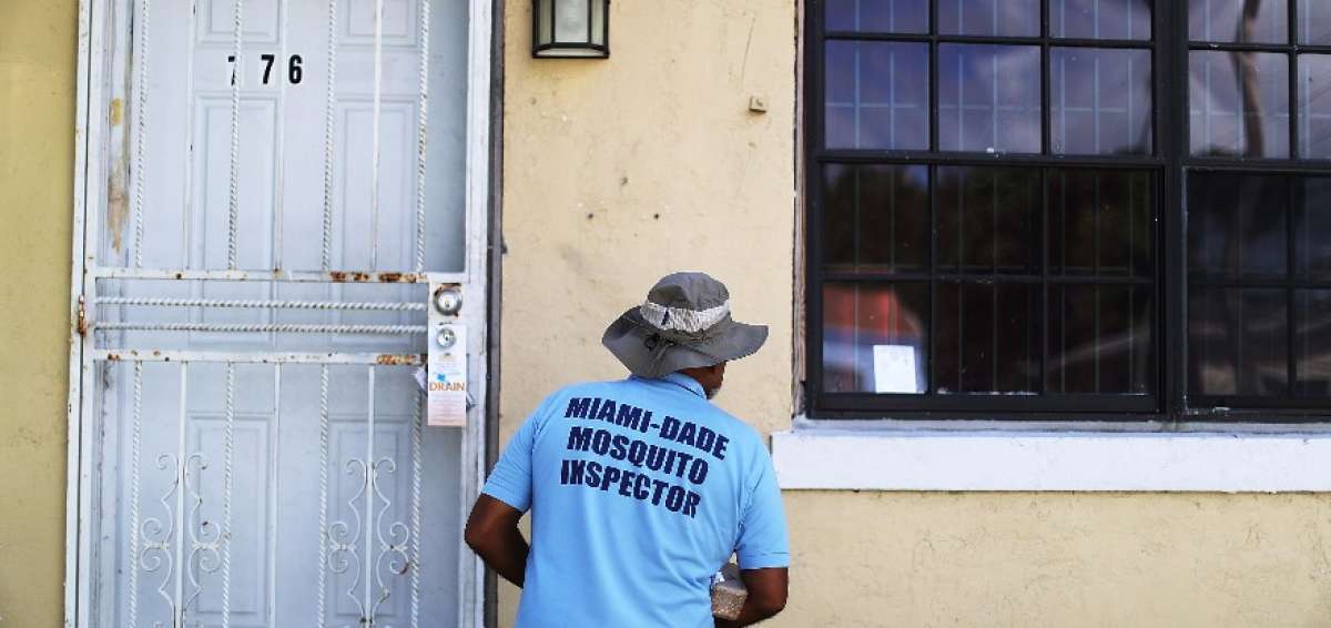 Las brigadas visitan las casas en Estados Unidos porque se acerca el clima c&aacute;lido y la temporada de los mosquitos.