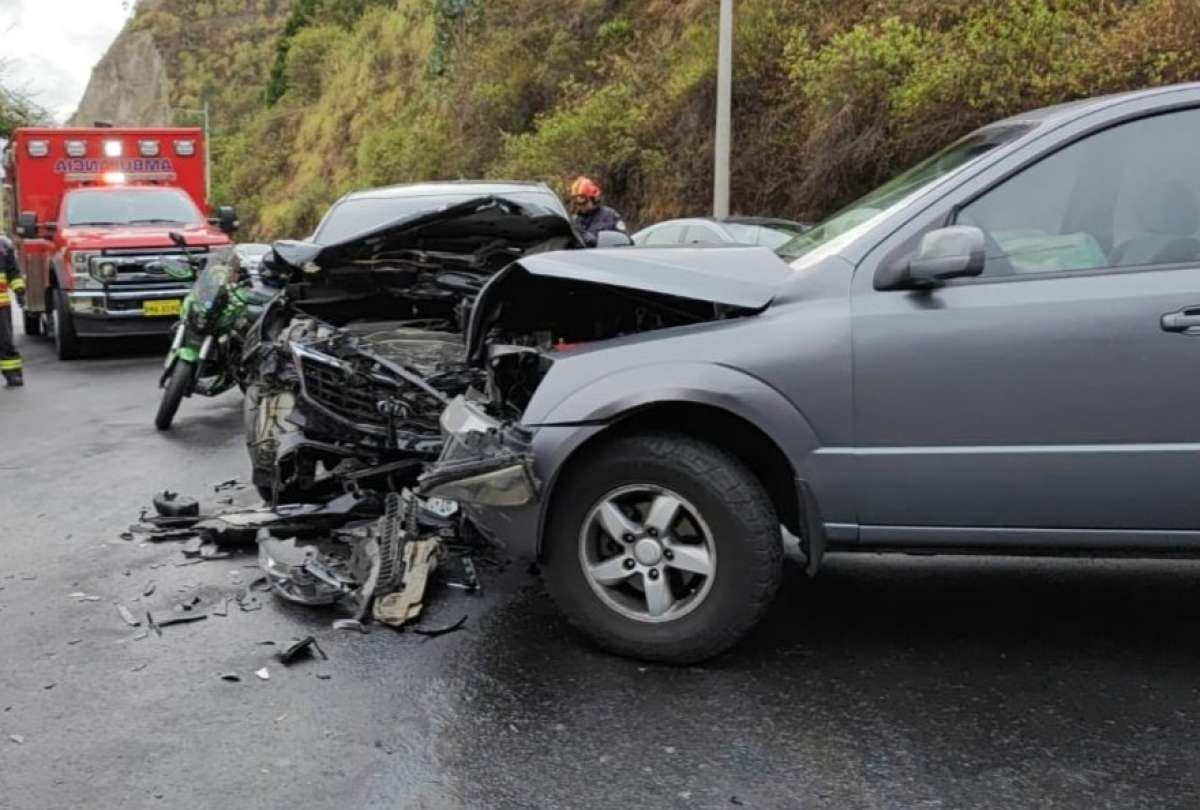 Bomberos reportaron un choque en la avenida Oswaldo Guayasamín