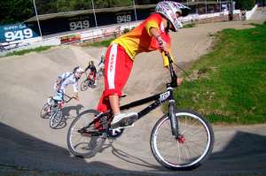La lesi&oacute;n de Azuero se dio en la manga final del clasificatorio de BMX. Foto: Federaci&oacute;n Deportiva de Azuay