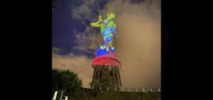 &rarr;La Virgen del Panecillo se ilumin&oacute; con colores de la bandera nacional.