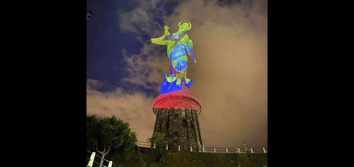 &rarr;La Virgen del Panecillo se ilumin&oacute; con colores de la bandera nacional.