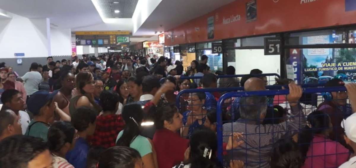  En la Terminal Terrestre de Guayaquil, la cooperativa Alianza, que cubre rutas hacia Cuenca, se registra la mayor cantidad de personas. 