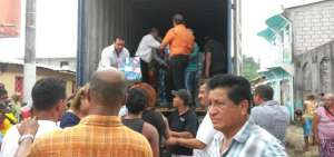 Los dirigentes de CREO reparten ayuda a los damnificados en cajas navide&ntilde;as