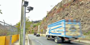Uno de los fotorradares est&aacute; instalado en el sector del parque El Sue&ntilde;o, en el sur de Ambato. Foto: Roberto Ch&aacute;vez / El Tel&eacute;grafo