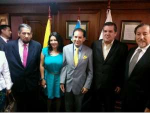 Hugo Villacr&eacute;s (centro) asegur&oacute; que en su equipo de trabajo solo estar&aacute; personal altamente calificado. Foto: Tomada del Twitter del IESS.