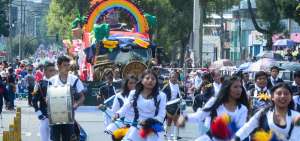 Las bastoneras y los integrantes de la Banda de Paz de la Unidad Educativa 10 de Agosto cerraron el primer bloque de la caravana.