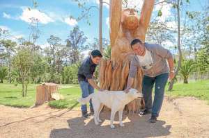 Danny Mart&iacute;nez (izquierda) y Rub&eacute;n Mendoza (derecha) junto a &lsquo;Mashi&rsquo;, la mascota de Yachay. Foto: Santiago Aguirre / El Tel&eacute;grafo.