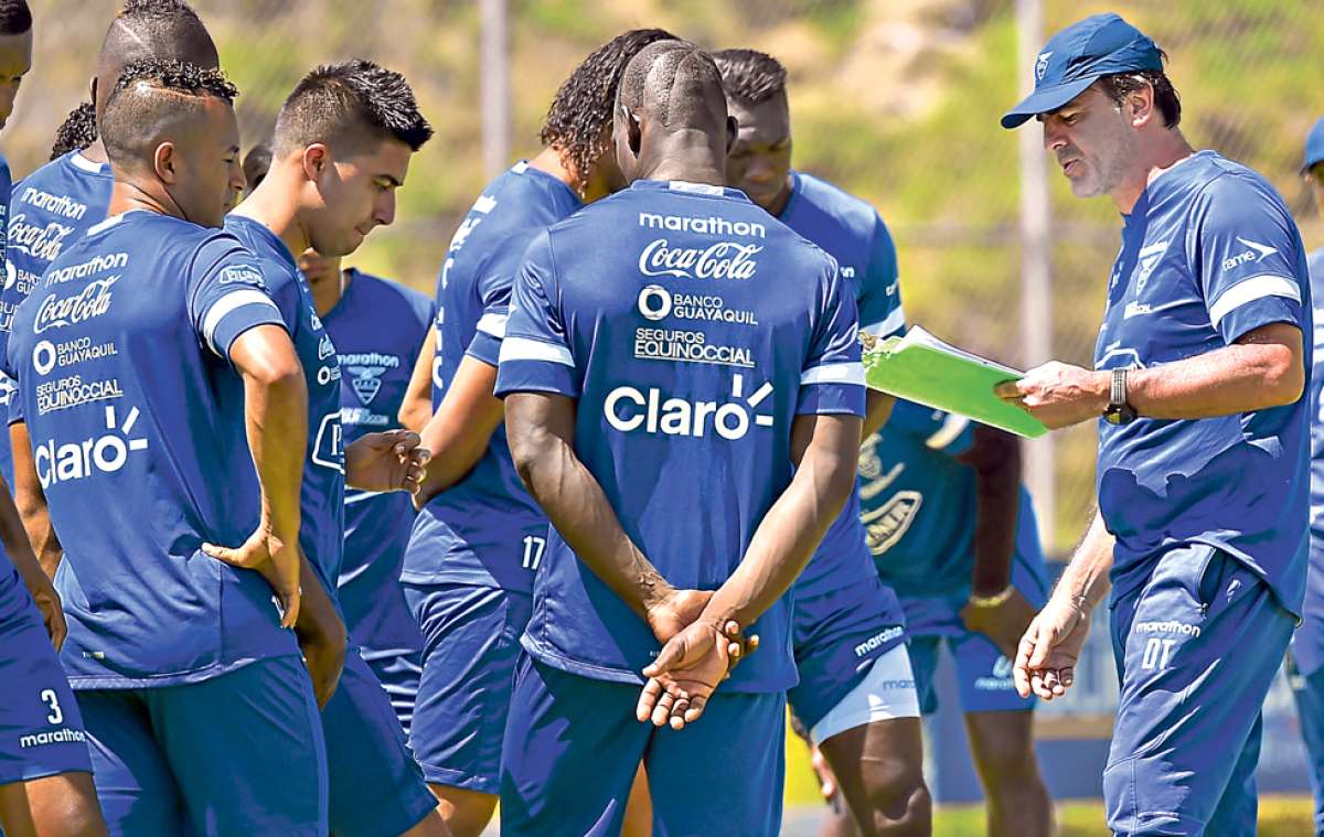 El entrenador de la selecci&oacute;n, Gustavo Quinteros (d), da indicaciones a los jugadores durante una pr&aacute;ctica. Foto: Fernando Sandoval / El Tel&eacute;grafo  