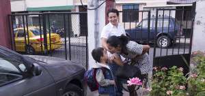 La familia es el primer espacio donde la persona aprende los valores esenciales del ser humano, como el respeto y la tolerancia, que deber&iacute;an replicarse en adelante en el contexto escolar y social.