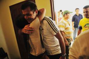 Carlos Vera fue recibido por familiares y colegas a su llegada a Portoviejo. Foto: Rodolfo P&aacute;rraga/El Tel&eacute;grafo
