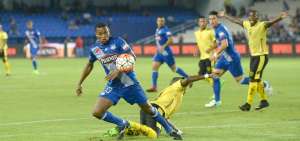  Romario Caicedo (azul) le gana el bal&oacute;n a uno de los defensas de Fuerza Amarilla, que desde el piso reclama al &aacute;rbitro una falta ofensiva del volante azul.