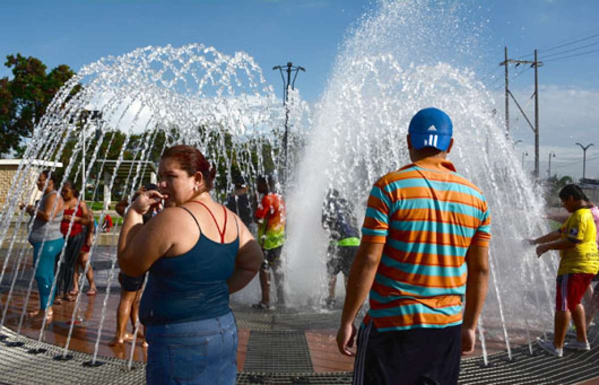 Vienen de todas partes a ba&ntilde;arse. Las reglas que impuso la municipalidad de Guayaquil no se respetan. Gente con ropa se ba&ntilde;a en las piletas algunos llevan hasta jab&oacute;n y shampo. Foto: Daniel Huertas | para El Telegrafo