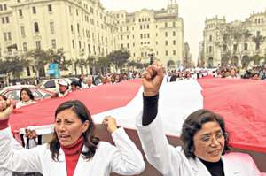 El paro prolongado en Per&uacute; ha dejado m&aacute;s de 2 millones de consultas externas sin atender. Foto: Internet.
