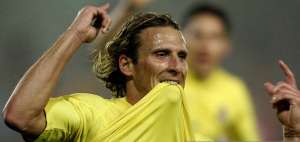 Diego Forl&aacute;n festejando un gol para el Villarreal de Espa&ntilde;a.