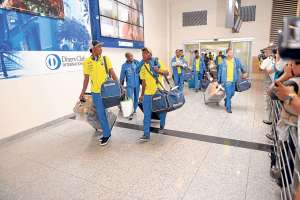 Los seleccionados arribaron en dos grupos a Guayaquil, uno a las 17:30 y otro a las 21:15. El segundo grupo fue el que lleg&oacute; con la copa obtenida en M&eacute;xico. Foto: Karly Torres / El Tel&eacute;grafo.