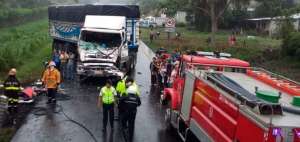 Producto del impacto entre los veh&iacute;culos el cami&oacute;n que transportaba tanques de gas se incendi&oacute;.
