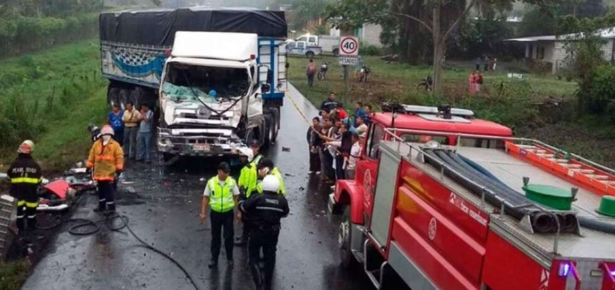 Producto del impacto entre los veh&iacute;culos el cami&oacute;n que transportaba tanques de gas se incendi&oacute;.