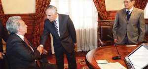 Presidente dialog&oacute; con exmilitares Paco Moncayo estrecha la mano de Len&iacute;n Moreno  en el encuentro del pasado martes. All&iacute; analizaron la situaci&oacute;n de la frontera norte.
