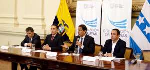 Patricio Proa&ntilde;o (izq.), gerente de los Medios P&uacute;blicos, Edisson Garz&oacute;n, presidente del Directorio de la EMCO y el gobernador Jos&eacute; Francisco Cevallos.