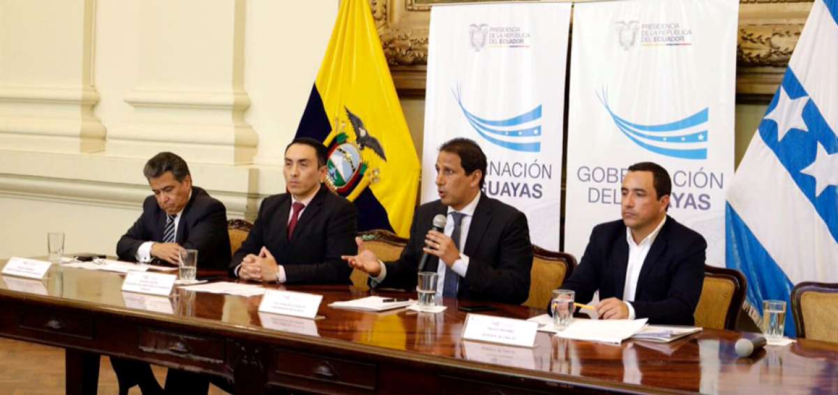 Patricio Proa&ntilde;o (izq.), gerente de los Medios P&uacute;blicos, Edisson Garz&oacute;n, presidente del Directorio de la EMCO y el gobernador Jos&eacute; Francisco Cevallos.