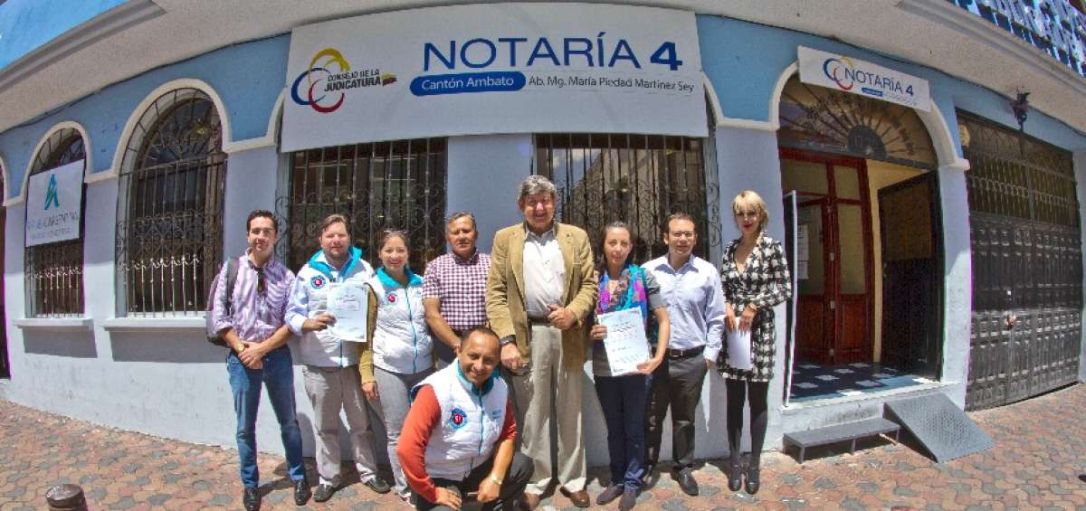 &Aacute;ngel P. Ch&aacute;vez (cuarto desde la derecha), lider&oacute; la notarizaci&oacute;n del acta, junto a sus compa&ntilde;eros de f&oacute;rmula.
