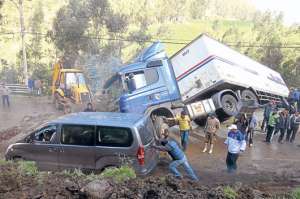 Despu&eacute;s de las 14:00 se abri&oacute; una trocha para permitir el paso de los veh&iacute;culos livianos. FOTO: ANDR&Eacute;S CARPIO.