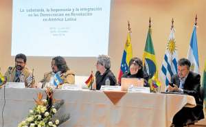 Expertos internacionales durante el seminario que se desarroll&oacute; en el IAEN en Quito. Foto: &Aacute;lvaro P&eacute;rez.