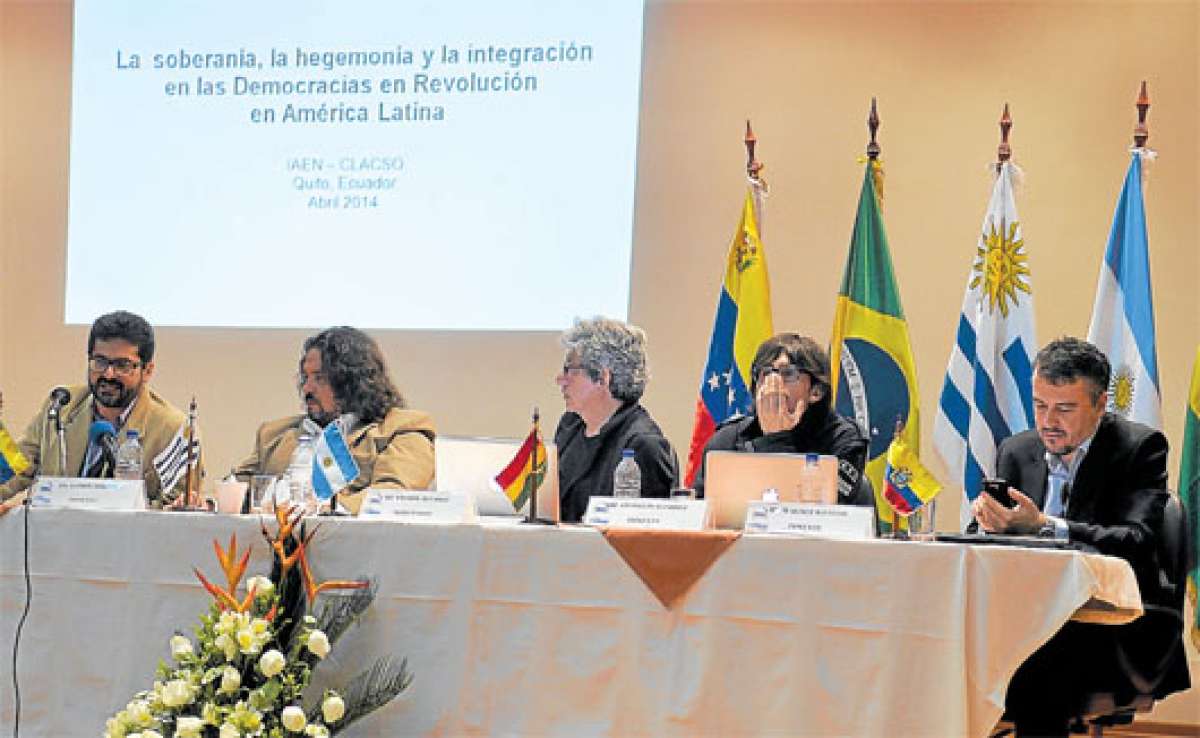 Expertos internacionales durante el seminario que se desarroll&oacute; en el IAEN en Quito. Foto: &Aacute;lvaro P&eacute;rez.