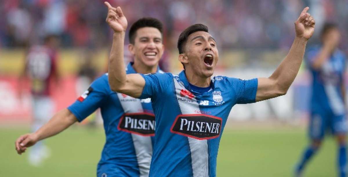 &Aacute;ngel Mena celebra la anotaci&oacute;n que llev&oacute; a Emelec a la final. Atr&aacute;s, Fernando Gaibor corre para unirse a los festejos.  Foto: Marco Salgado / El Tel&eacute;grafo