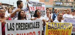Durante el desfile por las fiestas de Babahoyo, un grupo de ciudadanos present&oacute; pancartas para exigir la entrega de credenciales a las autoridades electas.