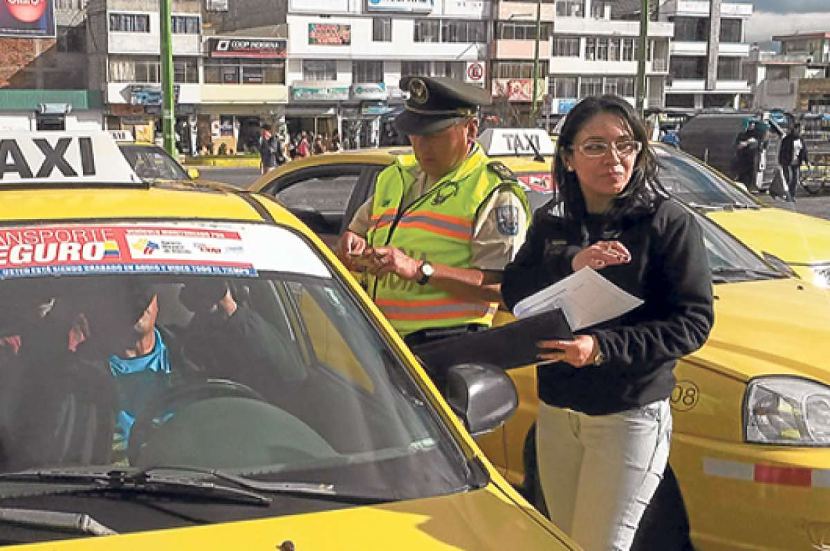 En el sector El Salto se efectuaron los controles con el apoyo de funcionarios de la Agencia Nacional de Tr&aacute;nsito y miembros de la Polic&iacute;a Nacional. Foto: Silvia Osorio / para El Tel&eacute;grafo