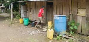 En Silanche, zona rural de Puerto Quito, los vecinos usan agua de lluvia y de r&iacute;o en sus actividades diarias, incluida en la preparaci&oacute;n de alimentos.