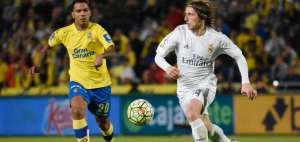 El croata Luka Modric (d) fue quien orden&oacute; el medio campo del Real Madrid; esto ante la ausencia del alem&aacute;n Toni Kross.