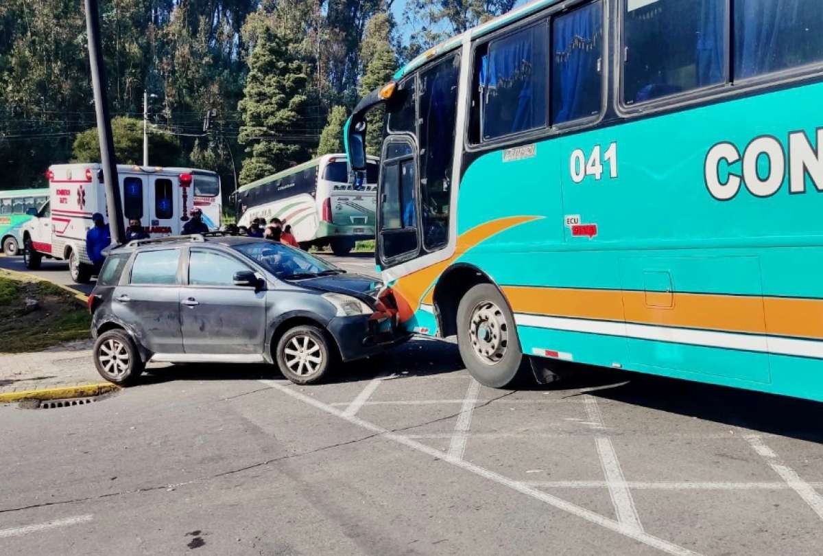 Veh&iacute;culo y bus de transporte p&uacute;blico se impactaron en El Tr&eacute;bol