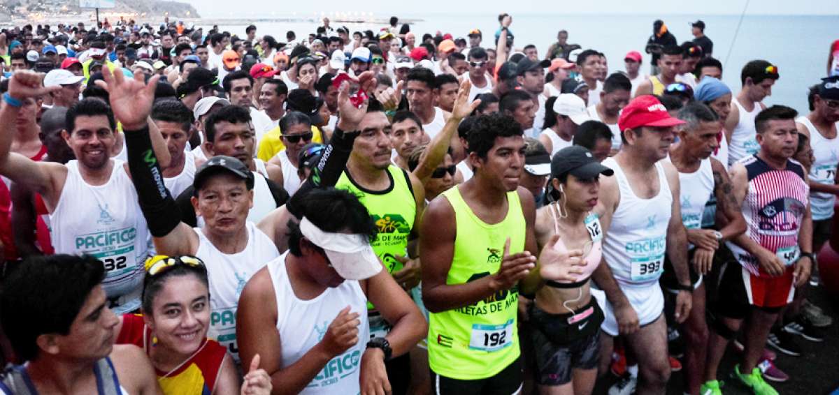 La salida de los 21 kil&oacute;metros desde el enclave marino de San Mateo en el suroeste de Manta fue a las 06:00 con el oc&eacute;ano a espaldas.