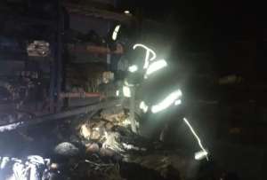 Bomberos controlaron el incendio y evitaron que el fuego se extendiera a otras estructuras.