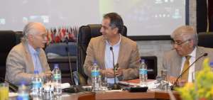 El secretario Augusto Barrera (c) durante el di&aacute;logo, junto al el rector de la Universidad San Francisco, Carlos Mont&uacute;far (i) y a Joaqu&iacute;n Hern&aacute;ndez, rector de la UEES (d).