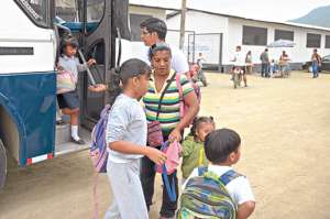 Un bus de la l&iacute;nea 158 recoge en las ma&ntilde;anas a los ni&ntilde;os que se dirigen a los campamentos en la Sergio Toral. Foto: Jos&eacute; Mor&aacute;n.