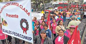 El mi&eacute;rcoles pasado, comerciantes aut&oacute;nomos marcharon hacia el Cabildo para exigir su regularizaci&oacute;n. Foto: Fernando Sandoval / El Tel&eacute;grafo